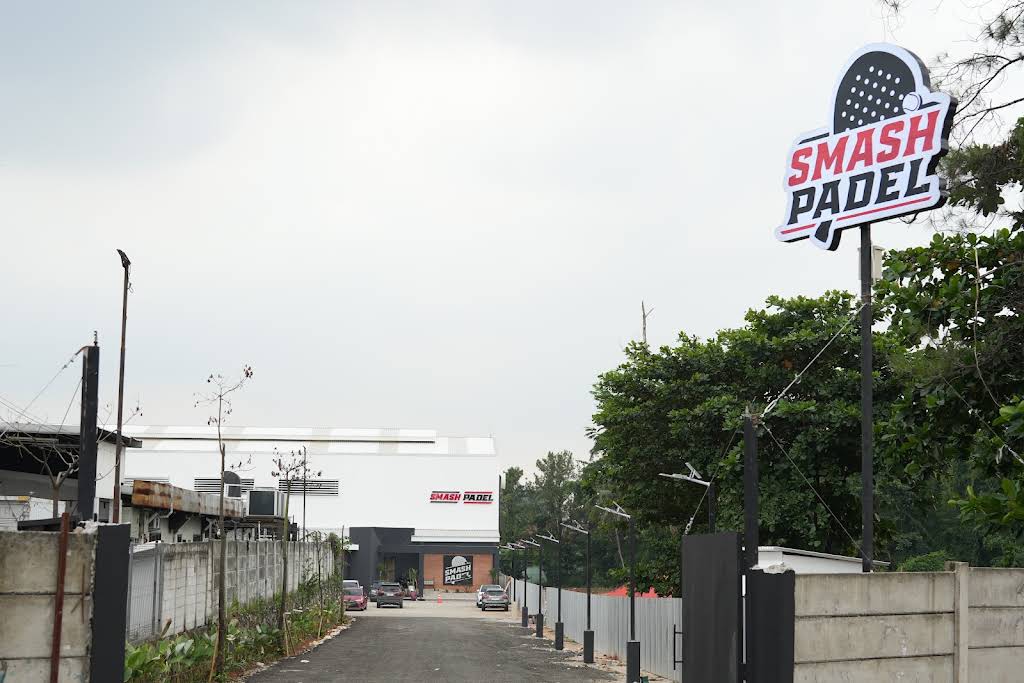 Exterior view of Smash Padel BSD facility from the road